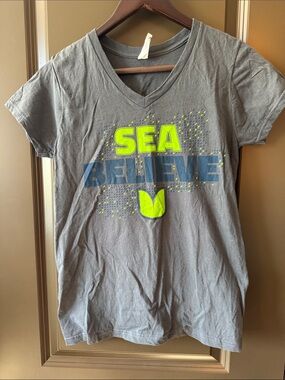 District SEA BELIEVE V-Neck Tee - Gray with Neon Green and Blue